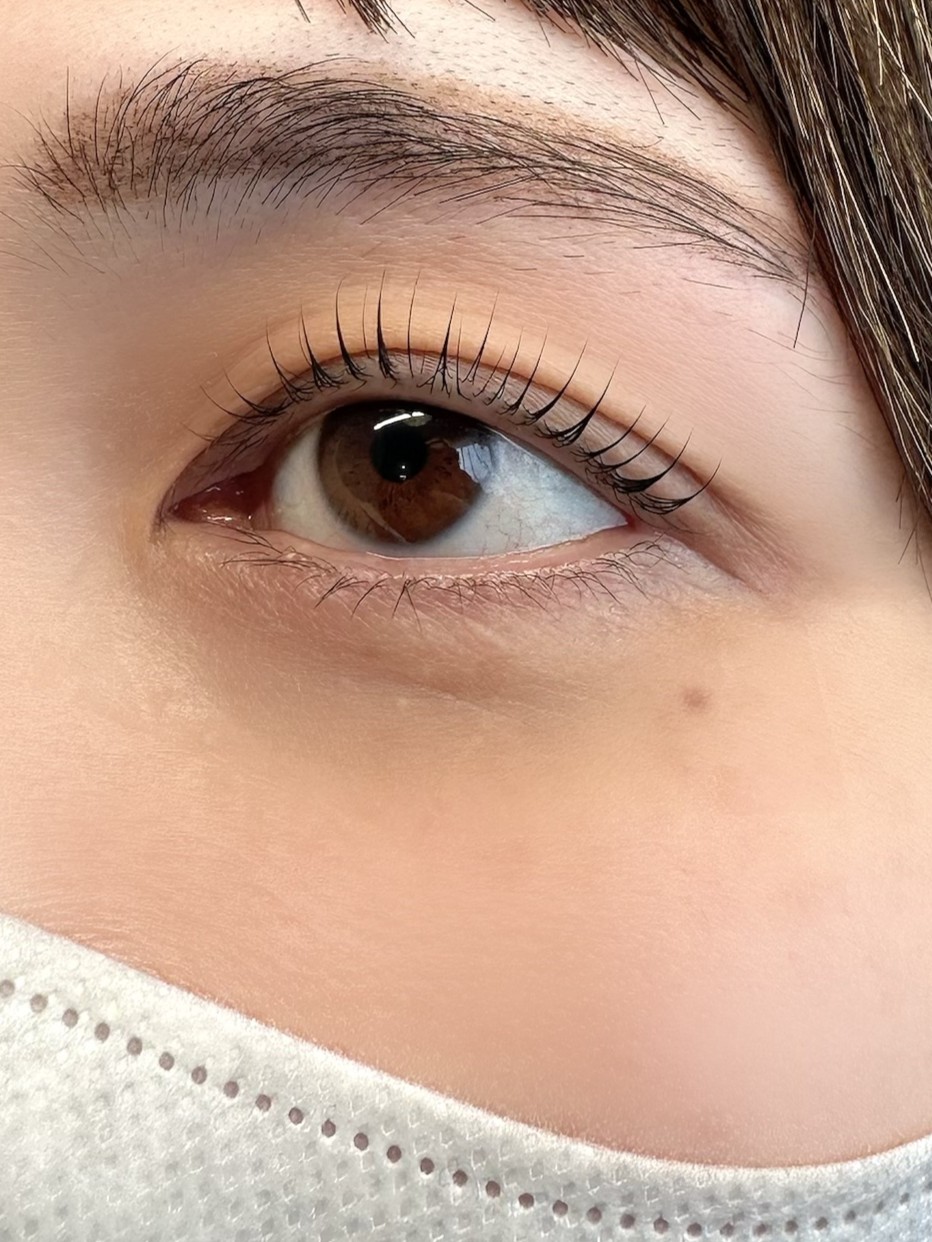 優雅な目元を引き立てるナチュラルまつ毛パーマ